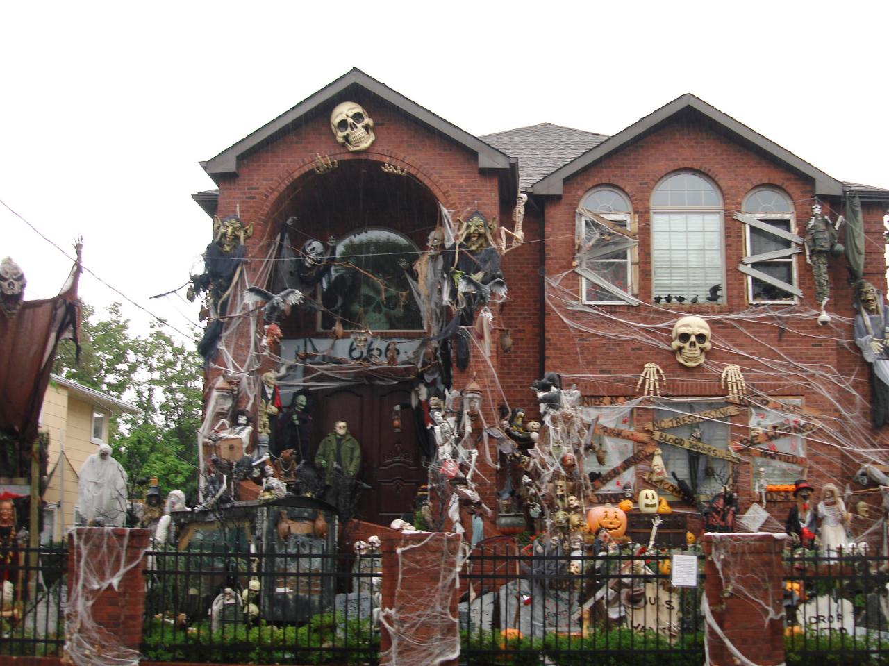 8 Homeowners Who Took Halloween  Decorations  to the Next 